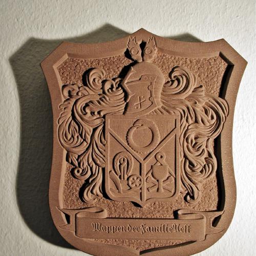 Das Wappen der Familie Neff in Sandstein gehauen.