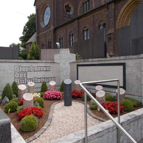 Gesamtansicht des Gemeinschaftsurnengrabes 'Baedorf' auf dem Friedhof in Niederkassel