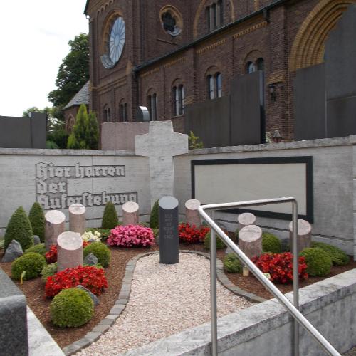 Auf dem Friedhof Niederkassel auf dem Kirchenteil