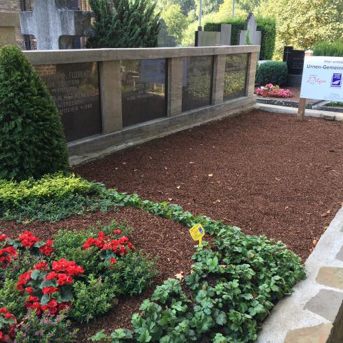 Blick entlang der rechten Seite des Gemeinschaftsurnengrabes 'Schwesterngrab' auf dem Friedhof in Niederkassel