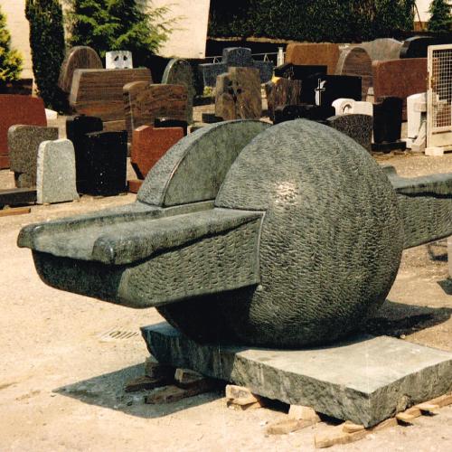 Der fertige Brunnen auf dem Lager in Niederkassel - Seitenansicht.