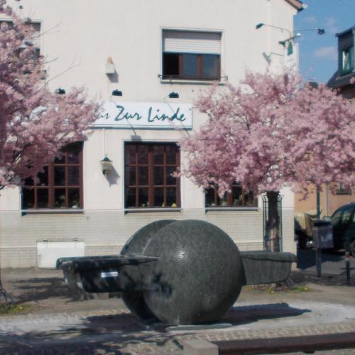 Ein Brunnen auf dem Markplatz in Rheidt, der den Rhein symbolisieren soll.
