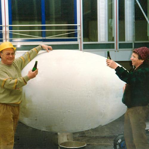 Viktor Bonato und Richard Neff weihen das Ei ein.