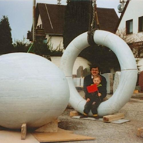 Die beiden Teilstücke das Kunstwerkes 'Ei-Sprung' auf dem Langer in Niederkassel.