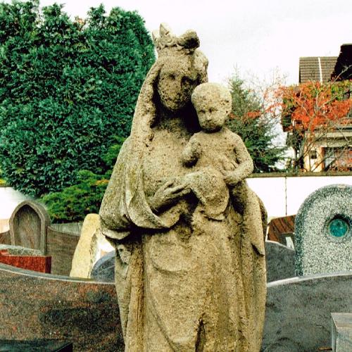 Marienfigur in einer Nische des Südwestgiebels der Uckendorfer Pfarrkirche.