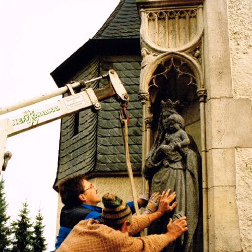 Die neue Madonna wird in ihre Nische an der Kirche in Uckendorf geschoben.