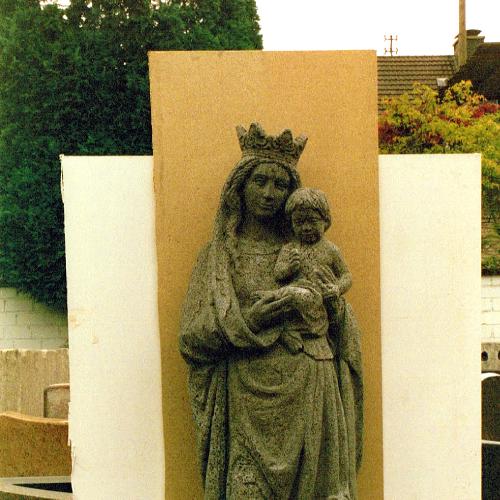 Die neue Madonna steht fertig im Hof in Niederkassel.