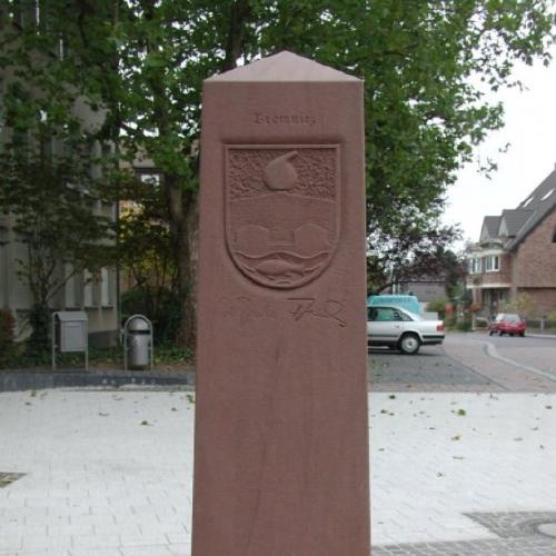 Obelisk Vor dem Rathaus in Niederkassel - Seite Premnitz