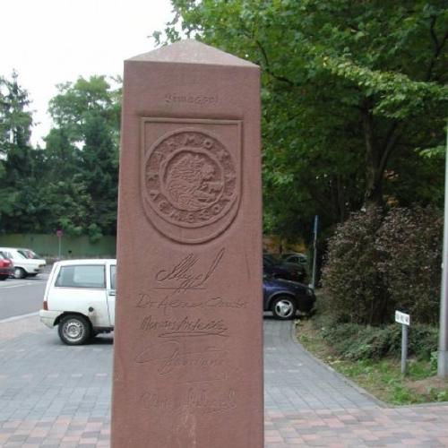 Obelisk Vor dem Rathaus in Niederkassel - Seite Limassol